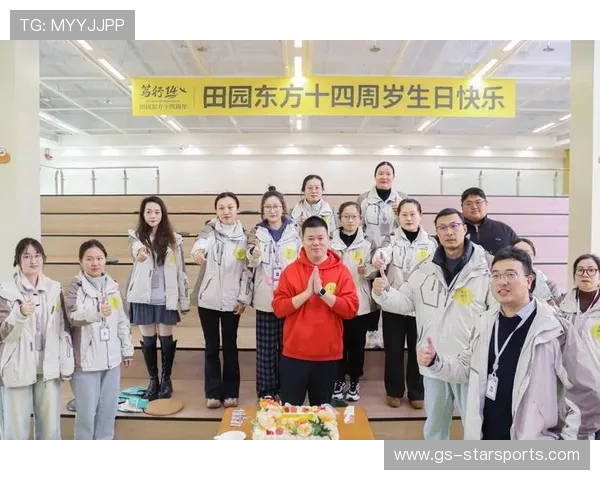 球员生日当天俱乐部组织温馨庆祝增强团队氛围